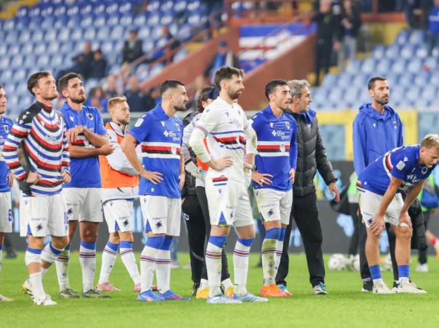 https://static-scommesse.gazzettaobjects.it/wp-content/uploads/2025/11/23/06/Sampdoria-contestata.jpg